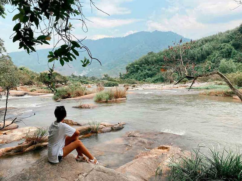 chụp hình tại suối đá bàn phú quốc
