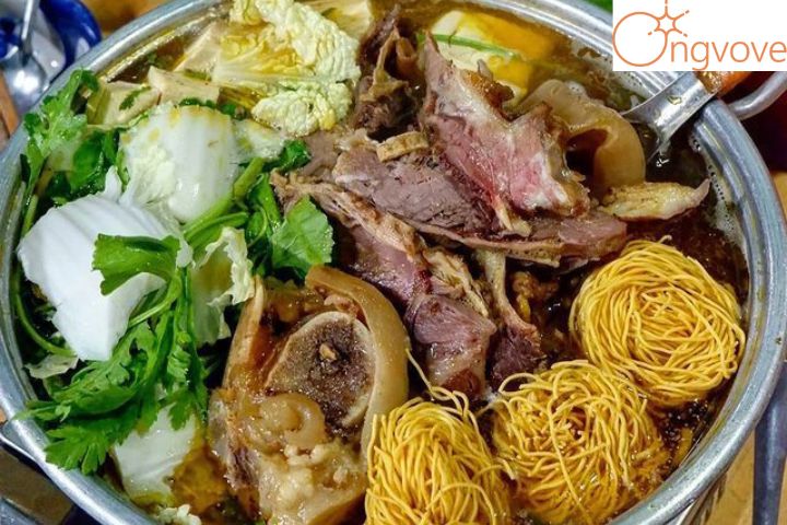 Vì sao lẩu bò Ba Toa quán gỗ có thể có sức hút như vậy