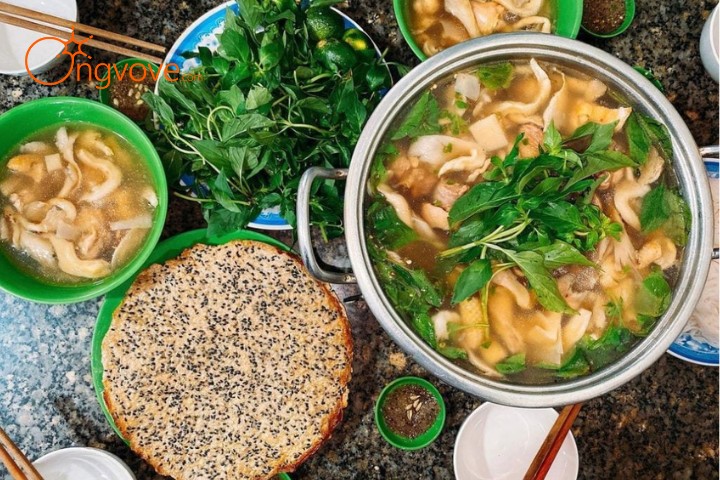 lẩu gà lá é